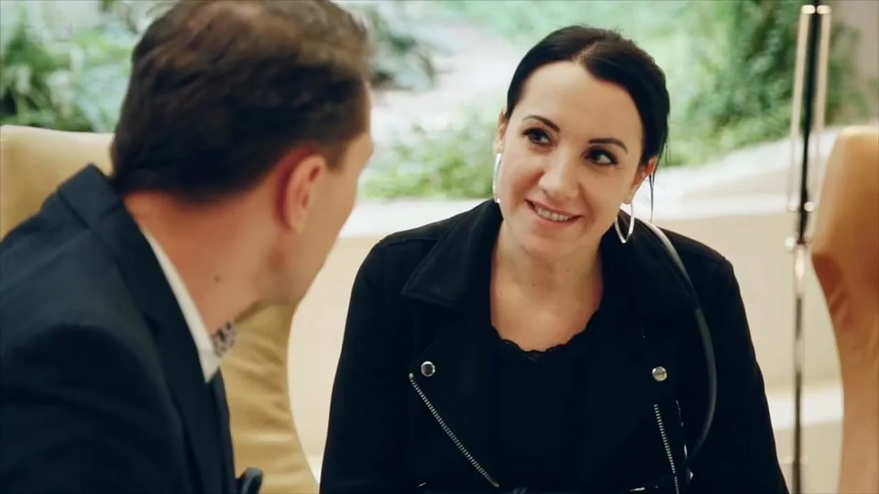 Dr. Chorvat im Beratungsgespräch mit einer Patientin